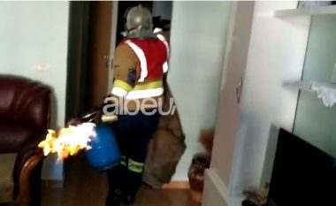 Merr flakë bombola e gazit në një banesë, momenti kur zjarrfikësja e nxjerr jashtë (VIDEO)