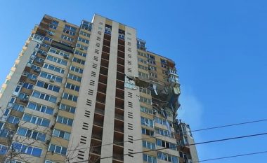 Momenti kur një raketë “hedh në erë” një apartament në një ndërtesë shumëkatëshe (VIDEO)