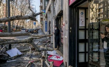 Moti i keq “trazon” Milanon, pemë të rrëzuara e xhama të thyer në qytet! Disa të lënduar (FOTO LAJM)