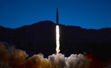Koreja e Veriut shfaq shumëllojshmërinë e raketave (FOTO LAJM)