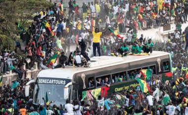 Lojtarët e skuadrës së futbollit të Senegalit priten si heronj, pasi fituan Kupën e Kombeve të Afrikës