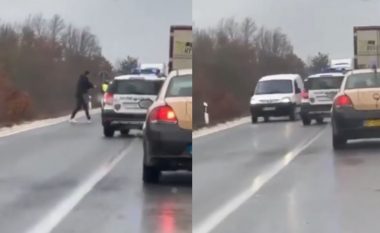 Njësoj si në filma! Shoferi në Maqedoni ther një polic ndërsa përplas me makinë dy të tjerë (VIDEO)