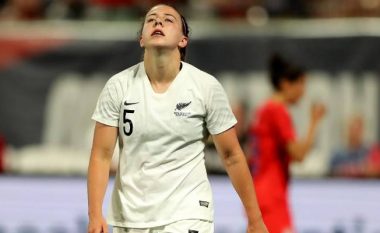 E pabesueshme në futbollin e femrave, lojtarja e Zelandës së Re shënon tipletë, por në portën e gabuar (VIDEO)