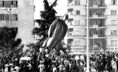 31 vite nga rrëzimi i bustit të diktatorit Enver Hoxha