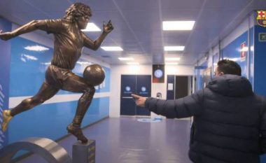 Xavi zbulon një defekt në statujën e Maradonës (VIDEO)