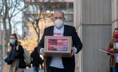 ”Jam i moshuar, por jo idiot”, ka edhe peticione që nuk të shkon mendja!