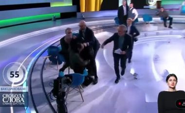 Përleshje masive gjatë emisionit LIVE, gazetari grushton keq deputetin pro-rus (VIDEO)