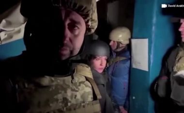 Momenti kur deputeti dhe gazetarët e njohur i shpërtojnë mrekullisht sulmit me predha në Ukrainë (VIDEO)