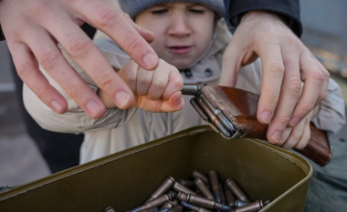 Ushtarët ukrainas stërvitin civilët, u japin armë fëmijëve dhe të moshuarve (FOTO LAJM)