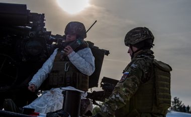 NATO “i tregon dhëmbët” Rusisë! Zjarr dhe predha 155 mm, në grup edhe ushtarët shqiptarë (FOTO LAJM)