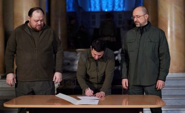 Zelensky firmos dokumentin për anëtarësimin e Ukrainës në BE (FOTO LAJM)