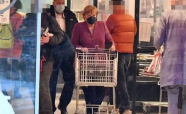 Ish-kancelares gjermane Angela Merkel i vjedhin portofolin teksa bënte pazar në supermarket