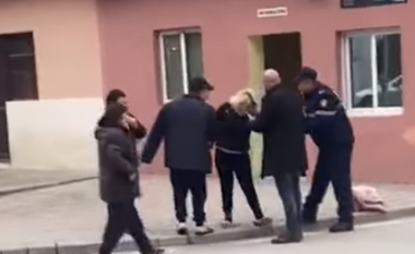 Nxorën zvarrë nënën e të arrestuarit nga komisariati në Lushnje, pezullohen dy efektivët