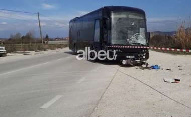 Motori përfundon poshtë autobusit në Kuçovë, drejtuesi në gjendje të rëndë