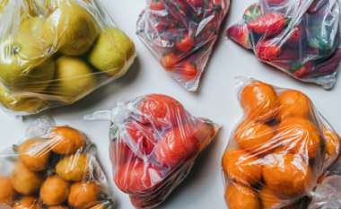 Pse nuk duhet t’i ruani frutat dhe perimet në qese plastike