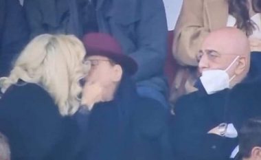 Spektaklin në stadium e bën Berlusconi, tifo dhe puthje me të dashurën (VIDEO)