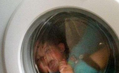 E frikshme: Nëna fut djalin e saj në lavatriçe, më pas e përplas me fytyrë në tokë