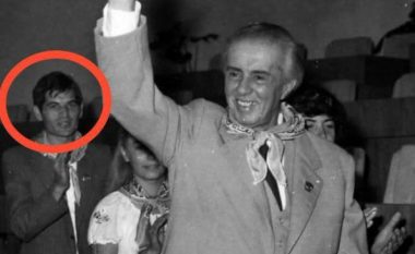 Sot është biznesmen dhe politikan i njohur, a e njihni djaloshin që duartroket për Enver Hoxhën