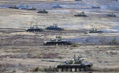 Trupat ruse dhe tanket zhvendosen në rajonin lindor të Ukrainës