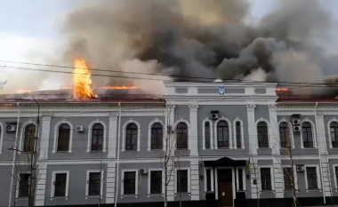 Bombardohet nga rusët objekti i Departamentit të Sigurisë në Ukrainë (VIDEO)