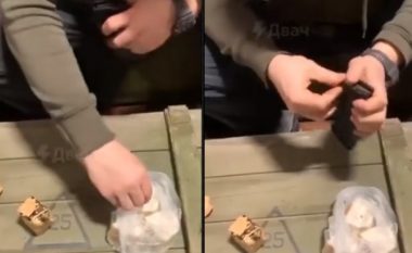 Ushtari ukrainas lyen fishekët me dhjamë derri për çeçenët (VIDEO)