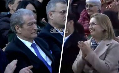 Voltana Ademi krah Berishës në prezantimin e Bardh Spahisë për Shkodrën, shfaqet e qeshur