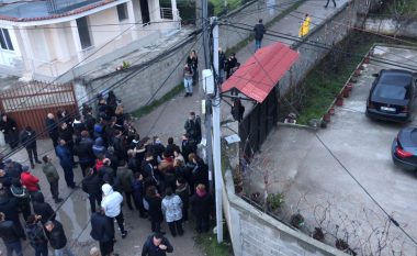 Tensione te “5 Maji”, banorët rezistencë, hipin mbi çati dhe gjuajnë me gurë (VIDEO)