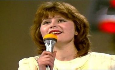 Ikonë e skenës në vitet ’90, shikoni si duket sot këngëtarja, kaq vite pas largimit nga Shqipëria (FOTO LAJM)