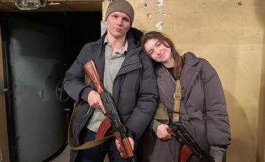Çifti ukrainas kalon ditën e parë të martesës duke mbledhur armë: Po mbrojmë vendin tonë