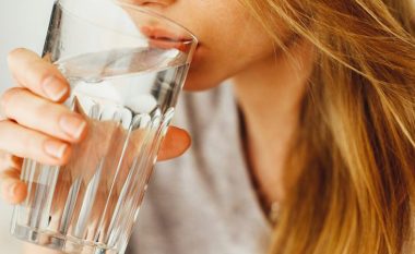 8 gota ujë në ditë nuk mjaftojnë! Mësoni sasinë e vërtetë që duhet të pini çdo ditë