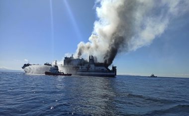 Dita e tretë e kërkimeve për 12 të zhdukurit në anijen që u dogj në Korfuz, gjendet një i mbijetuar
