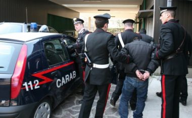 Tentoi të vrasë komisarin në Shqipëri, arrestohet në Itali 30-vjeçari