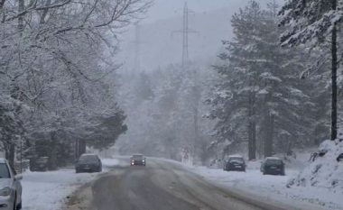 Ngrica në rrugë dhe bora deri në 40 cm, këto janë akset problematike në Dibër