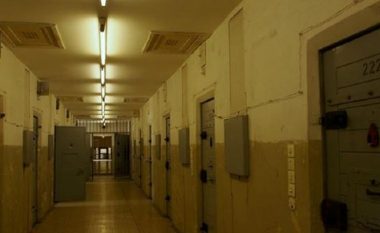 Kontrolle “rrufe” në burgun e Rrogozhinës dhe të Reçit, gjendet ora “spiune”