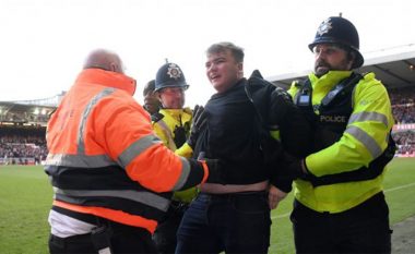 Tifozi i Leicester dënohet nga policia dhe nga klubi pasi goditi lojtarët