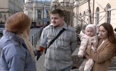 “Për ne s’ka luftë, duam paqe për fëmijën tonë ”, çifti ukrainas: Sulmi nga Rusia, propagandë