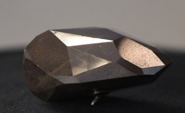 Diamanti i zi miliardavjeçar “Enigma” shitet për 3.16 milionë paund