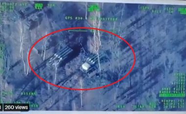 Momenti kur droni turk i Ukrainës shkatërron sistemin anti-ajror të Rusisë (VIDEO)