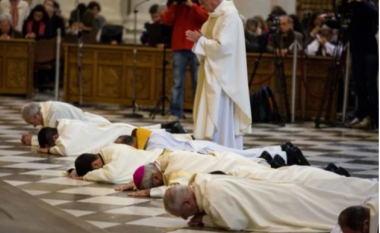 Abuzimet seksuale të fëmijëve nga priftërinjtë, parlamenti spanjoll ndërmerr hapin e parë