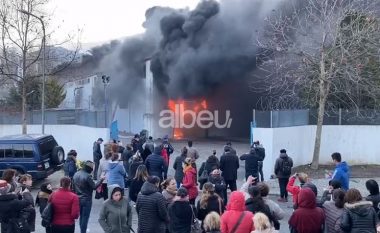 Zjarri në fabrikën e peshkut, momenti kur punëtorët përballen me pamjet e frikshme (VIDEO)