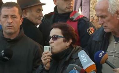 “Po protestojmë për bravat e shtëpive tona”, qytetari: Nënë Lizën e morën e i thanë të firmosë kontratë