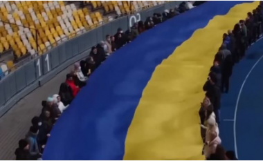 16 shkurti, ukrainasit shpalosin flamurin gjigand në Kiev në ditën e bashkimit kundër pushtimit rus (VIDEO)