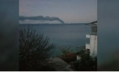 Trageti shkrumbohet nga flakët duke rrezikuar jetën e 237 pasagjerëve, tymi “pushton” dhe zonën shqiptare (VIDEO)