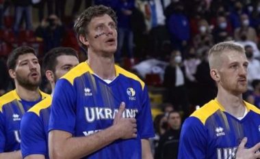 “Jo luftës”, basketbollistët e Ukrainës shpërthejnë në lot gjatë këndimit të himnit