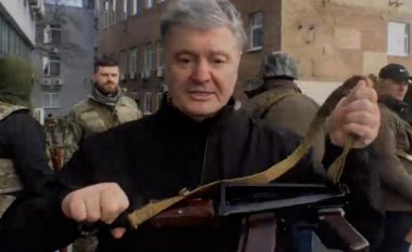 Armatosja e popullsisë, ish-presidenti i Ukrainës del me kallash në duar (VIDEO)