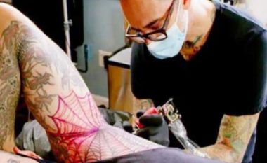 Thyen rekordin, ky është njeriu që ka 864 tatuazhe insektesh në trup