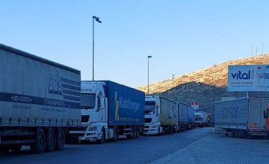 Greqia lejon kalimin e kamionëve në Kapshticë, Qafë Thana mbetet e bllokuar