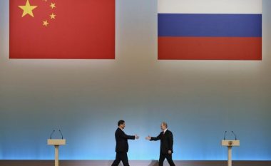 Kina kritikon Perëndimin për vendosjen e sanksioneve ndaj Rusisë