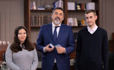 “Dhuratë” për Pavarësinë, dorëzohen dy lejet e para të qëndrimit për shqiptarët e Kosovës (VIDEO)