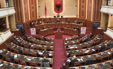 VOA: Ndryshimet kushtetuese për Vettingun miratohen me 118 vota nga Kuvendi i Shqipërisë
